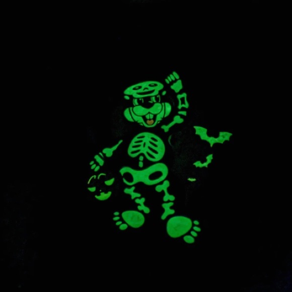 BUC EE’S Halloween 2023 T Shirt Youth Large Black Glow In The Dark - Picture 2 of 10